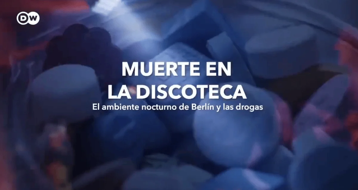 Blurry close-up of ecstasy pills in a plastic bag with text overlay that reads, "Muerte en la Discoteca: El ambiente nocturno de Berlín y las Drogas." Translation: "Death in the Nightclub: Berlin's Nightlife and Drugs."